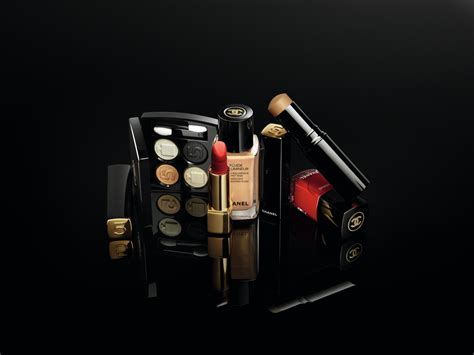 chanel collezione natale 2021|Chanel makeup: i prodotti e il tutorial per il trucco per Natale 2021 .